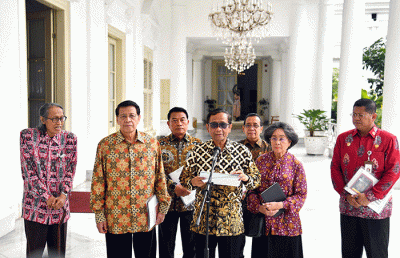 Presiden Joko Widodo didampingi Menteri Sekretaris Negara Pratikno menerima Dewan Gelar, Tanda Jasa, dan Tanda Kehormatan, di Istana Kepresidenan Bogor.