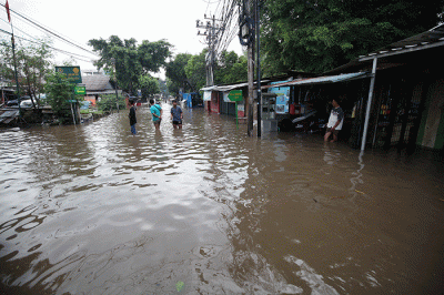 Anak-anak bermain banjir yang menggenangi Jalan Swadarma Raya, Petukangan, Jakarta, Sabtu (5/11/2022).