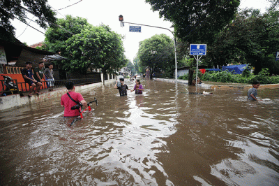 Anak-anak bermain banjir yang menggenangi Jalan Swadarma Raya, Petukangan, Jakarta, Sabtu (5/11/2022).