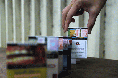 Penjual menunjukkan beberapa merek rokok di Jakarta, Sabtu (5/11/2022).