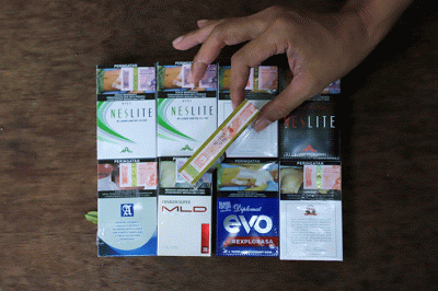 Penjual menunjukkan beberapa merek rokok di Jakarta, Sabtu (5/11/2022).