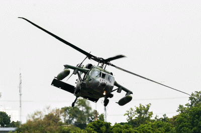 Helikopter S-70 Black Hawk Royal Brunei Air Force unjuk kebolehan saat berlangsungnya Indo Aerospace Expo & Forum 2022 di Terminal Selatan Halim Perdanakusuma.