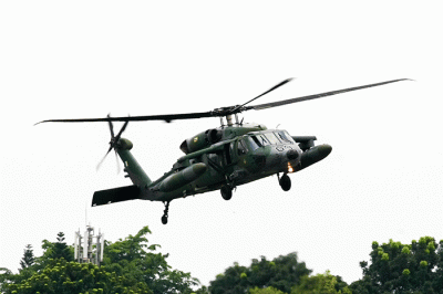 Helikopter S-70 Black Hawk Royal Brunei Air Force unjuk kebolehan saat berlangsungnya Indo Aerospace Expo & Forum 2022 di Terminal Selatan Halim Perdanakusuma.