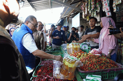 Menteri Perdagangan Zulkifli Hasan melakukan kunjungan dan memantau harga kebutuhan pokok (bapok) di Pasar tradisional Pa'baeng-baeng, Makassar.