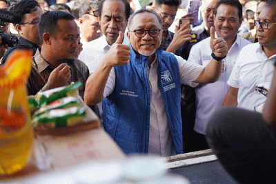 Menteri Perdagangan Zulkifli Hasan melakukan kunjungan dan memantau harga kebutuhan pokok (bapok) di Pasar tradisional Pa'baeng-baeng, Makassar.