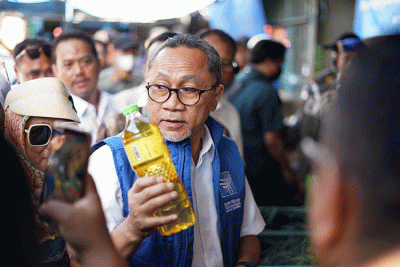 Menteri Perdagangan Zulkifli Hasan melakukan kunjungan dan memantau harga kebutuhan pokok (bapok) di Pasar tradisional Pa'baeng-baeng, Makassar.