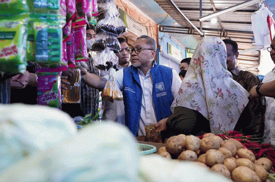 Menteri Perdagangan Zulkifli Hasan melakukan kunjungan dan memantau harga kebutuhan pokok (bapok) di Pasar tradisional Pa'baeng-baeng, Makassar.