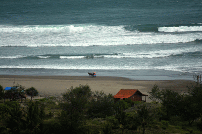 Sejumlah pengunjung menikmati Pantai Parangtritis, Kecamatan Kretek, Kabupaten Bantul, Sabtu (5/11/2022).