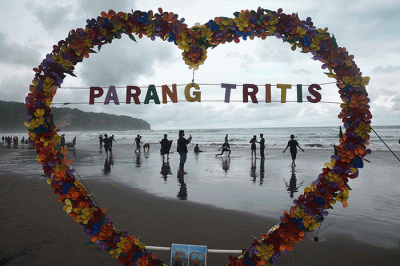 Sejumlah pengunjung menikmati Pantai Parangtritis, Kecamatan Kretek, Kabupaten Bantul, Sabtu (5/11/2022).