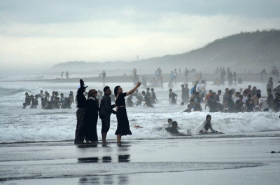 Sejumlah pengunjung menikmati Pantai Parangtritis, Kecamatan Kretek, Kabupaten Bantul, Sabtu (5/11/2022).