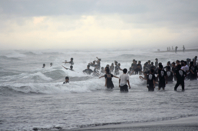 Sejumlah pengunjung menikmati Pantai Parangtritis, Kecamatan Kretek, Kabupaten Bantul, Sabtu (5/11/2022).