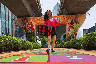 Pengunjung saat mencoba permainan tradisional ular tangga dengan menampilkan kolaborasi kreasi mural pertama antara Jakarta dan Fanta.