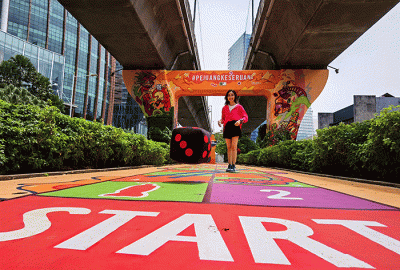 Pengunjung saat mencoba permainan tradisional ular tangga dengan menampilkan kolaborasi kreasi mural pertama antara Jakarta dan Fanta.