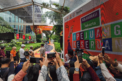 Pengunjung saat mencoba permainan tradisional ular tangga dengan menampilkan kolaborasi kreasi mural pertama antara Jakarta dan Fanta.