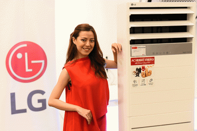 Model berpose disamping Seri AC Floor Standing LG di Jakarta, Senin (7/11/2022).