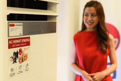 Model berpose disamping Seri AC Floor Standing LG di Jakarta, Senin (7/11/2022).
