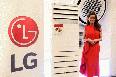 Model berpose disamping Seri AC Floor Standing LG di Jakarta, Senin (7/11/2022).