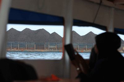 Kapal tongkang pembawa batu bara melintas di perairan Kepulauan Seribu, Senin (7/11/2022).
