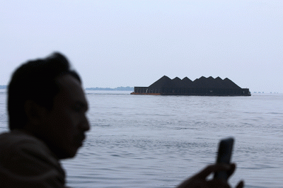 Kapal tongkang pembawa batu bara melintas di perairan Kepulauan Seribu, Senin (7/11/2022).