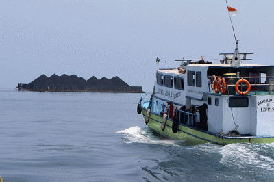 Kapal tongkang pembawa batu bara melintas di perairan Kepulauan Seribu, Senin (7/11/2022).