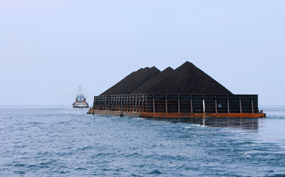 Kapal tongkang pembawa batu bara melintas di perairan Kepulauan Seribu, Senin (7/11/2022).