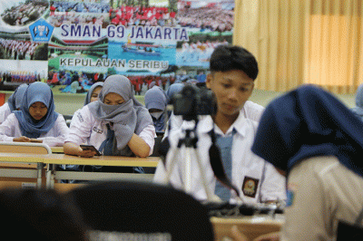 Petugas Kelurahan Pulau Panggang, Kecamatan dan Kabupaten Pulau seribu melakukan rekam e-KTP elektronik pada siswa-siswi SMA 69 Kepulauan Seribu Utara.