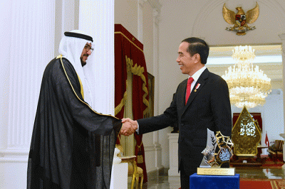 Presiden Joko Widodo menerima Penghargaan Perdamaian Internasional Imam Hasan bin Ali Tahun 2022 yang diserahkan di Istana Merdeka, Jakarta, Senin (7/11/2022).