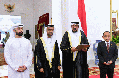 Presiden Joko Widodo menerima Penghargaan Perdamaian Internasional Imam Hasan bin Ali Tahun 2022 yang diserahkan di Istana Merdeka, Jakarta, Senin (7/11/2022).