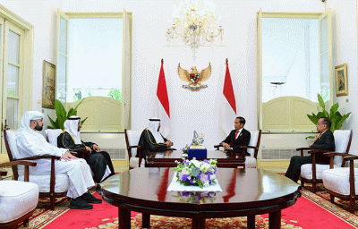 Presiden Joko Widodo menerima Penghargaan Perdamaian Internasional Imam Hasan bin Ali Tahun 2022 yang diserahkan di Istana Merdeka, Jakarta, Senin (7/11/2022).