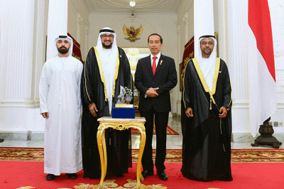 Presiden Joko Widodo menerima Penghargaan Perdamaian Internasional Imam Hasan bin Ali Tahun 2022 yang diserahkan di Istana Merdeka, Jakarta, Senin (7/11/2022).