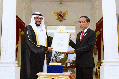 Presiden Joko Widodo menerima Penghargaan Perdamaian Internasional Imam Hasan bin Ali Tahun 2022 yang diserahkan di Istana Merdeka, Jakarta, Senin (7/11/2022).
