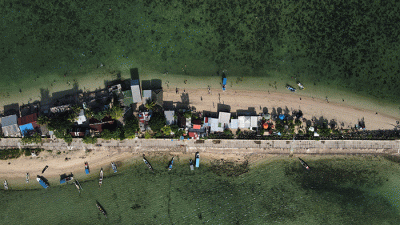 Nelayan mengganti oli mesin Mesran Super pada perahunya di Pulau Gusung, Makassar, Minggu (6/11/2022).