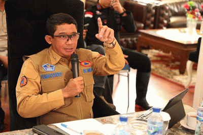 Kepala BNPB Letnan Jenderal TNI Suharyanto saat Rapat Koordinasi Penanganan Bencana Banjir Kabupaten Aceh Tamiang di Pendopo Bupati Aceh Tamiang.