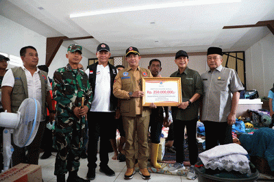 Kepala BNPB Letnan Jenderal TNI Suharyanto saat Rapat Koordinasi Penanganan Bencana Banjir Kabupaten Aceh Tamiang di Pendopo Bupati Aceh Tamiang.
