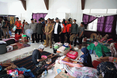 Kepala BNPB Letnan Jenderal TNI Suharyanto saat Rapat Koordinasi Penanganan Bencana Banjir Kabupaten Aceh Tamiang di Pendopo Bupati Aceh Tamiang.