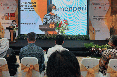 Direktur PT Astra International Tbk, Gita Tiffani Boer memberikan paparannya dalam kegiatan Link & Match Industri Kecil Menengah (IKM).
