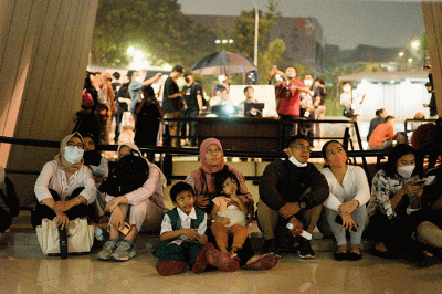 Warga mengamati simulasi real time fenomena gerhana bulan total melalui aplikasi stelarium di Kompleks Taman Ismail Marzuki, Jakarta, Selasa (8/11/2022).