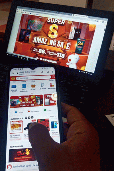 Customer membuka perangkat elektronik berbelanja daring JD.ID di Jakarta, Senin (7/11/2022).