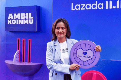 Vice President, Head of Branding Lazada Indonesia Irene Inonu saat mencoba mesin diskon terbesar Festival belanja Lazada 11.11 Diskon Sebesar-besarnya.