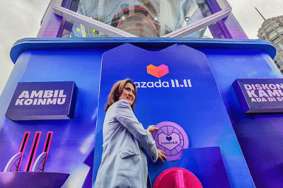 Vice President, Head of Branding Lazada Indonesia Irene Inonu saat mencoba mesin diskon terbesar Festival belanja Lazada 11.11 Diskon Sebesar-besarnya.