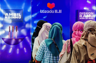 Vice President, Head of Branding Lazada Indonesia Irene Inonu saat mencoba mesin diskon terbesar Festival belanja Lazada 11.11 Diskon Sebesar-besarnya.