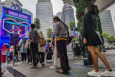 Vice President, Head of Branding Lazada Indonesia Irene Inonu saat mencoba mesin diskon terbesar Festival belanja Lazada 11.11 Diskon Sebesar-besarnya.