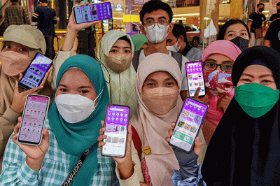 Vice President, Head of Branding Lazada Indonesia Irene Inonu saat mencoba mesin diskon terbesar Festival belanja Lazada 11.11 Diskon Sebesar-besarnya.