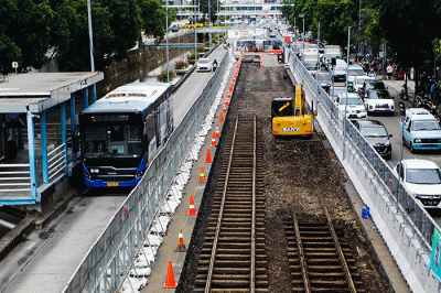 Seorang warga melihat rel trem peninggalan zaman Belanda dari JPO Gajah Mada, Jakarta, Senin (7/11/2022).