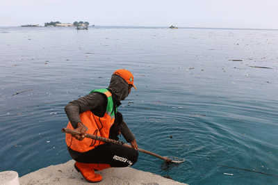 Petugas mengambil Sampah di Dermaga Utama Pulau Pramuka, Provinsi DKI Jakarta, Selasa (8/11/2022).