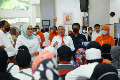 Menaker Ida Fauziyah meninjau proses penyaluran Bantuan Pemerintah Berupa Subsidi Gaji/Upah (BSU) tahun 2022 di PT Pos Indonesia KP Premier Jakarta Timur.