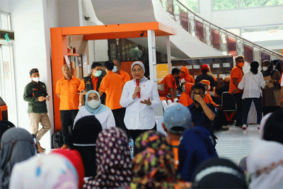 Menaker Ida Fauziyah meninjau proses penyaluran Bantuan Pemerintah Berupa Subsidi Gaji/Upah (BSU) tahun 2022 di PT Pos Indonesia KP Premier Jakarta Timur.