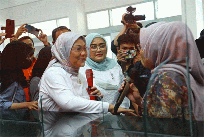Menaker Ida Fauziyah meninjau proses penyaluran Bantuan Pemerintah Berupa Subsidi Gaji/Upah (BSU) tahun 2022 di PT Pos Indonesia KP Premier Jakarta Timur.