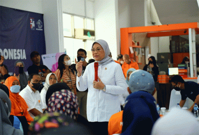 Menaker Ida Fauziyah meninjau proses penyaluran Bantuan Pemerintah Berupa Subsidi Gaji/Upah (BSU) tahun 2022 di PT Pos Indonesia KP Premier Jakarta Timur.
