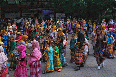 Sejumlah siswa sekolah dasar berkostum pakaian adat mengkuti parade budaya perayaan HUT Kota Makassar, Rabu (9/11/2022).